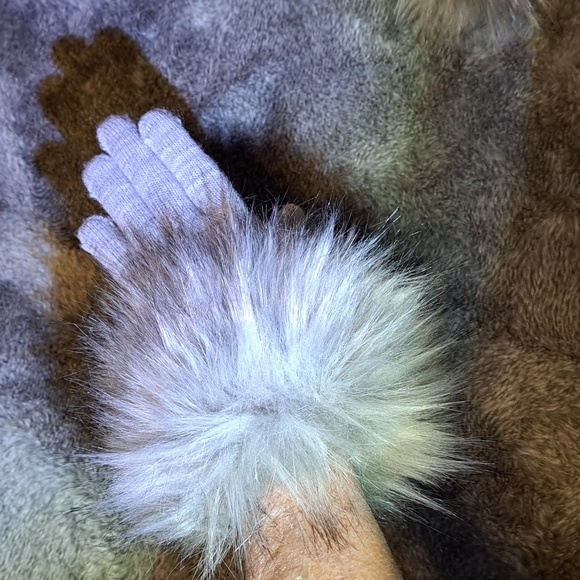 Fluffy Gray Gloves with Faux Fur Cuffs - Picture 3 of 5